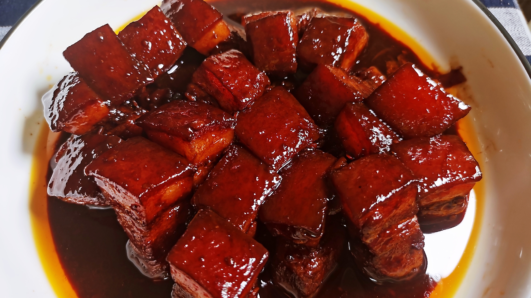别找了,这才是最正宗的红烧肉做法,软糯弹牙,肥而不腻,过瘾!