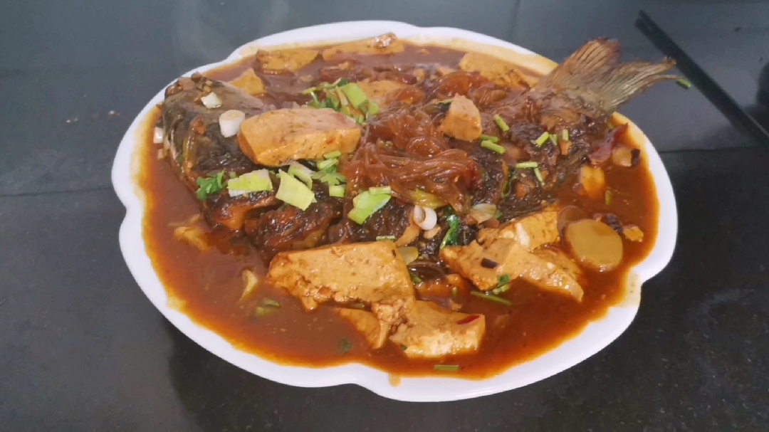 家常炖鲤鱼,多做一小步,成莱更美味
