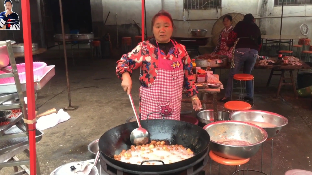 湖南农村酒席现场,600块请来的女厨,看这炒菜技术你服吗?