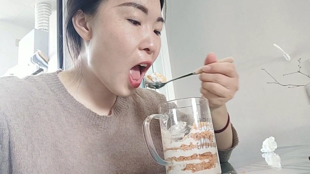 儿子想吃蛋糕,豆芽用奶油和饼干做了提拉米苏,超级简单 好吃