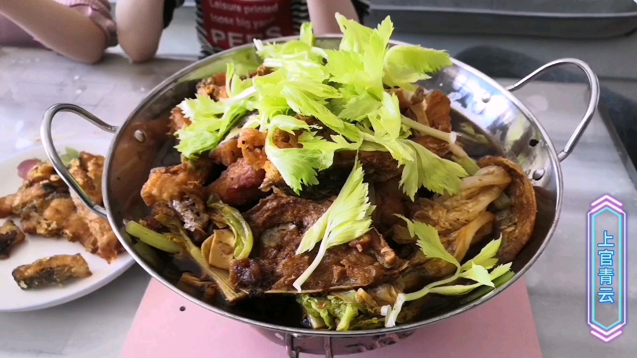 三斤重草鱼做干锅鱼,黄焦酥脆,麻辣鲜香,真好吃?