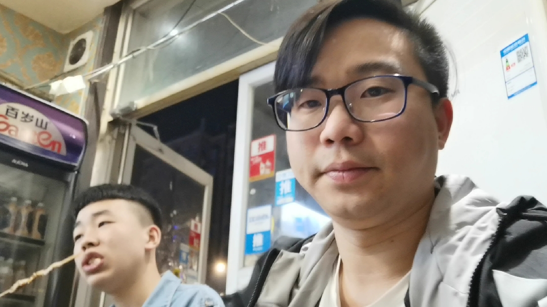 KTV人辛苦一天跟员工吃点宵夜,未复工期间,只能简单吃点喝点!