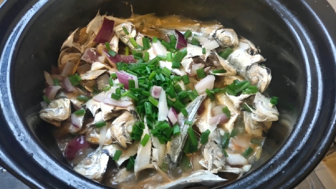 四块钱一斤的结尾鱼拿来油焖,鱼肉多汁鲜美超好吃