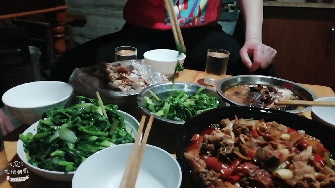 小伙买了重庆鸡公煲招待姐姐外甥,一家人辣到流鼻涕