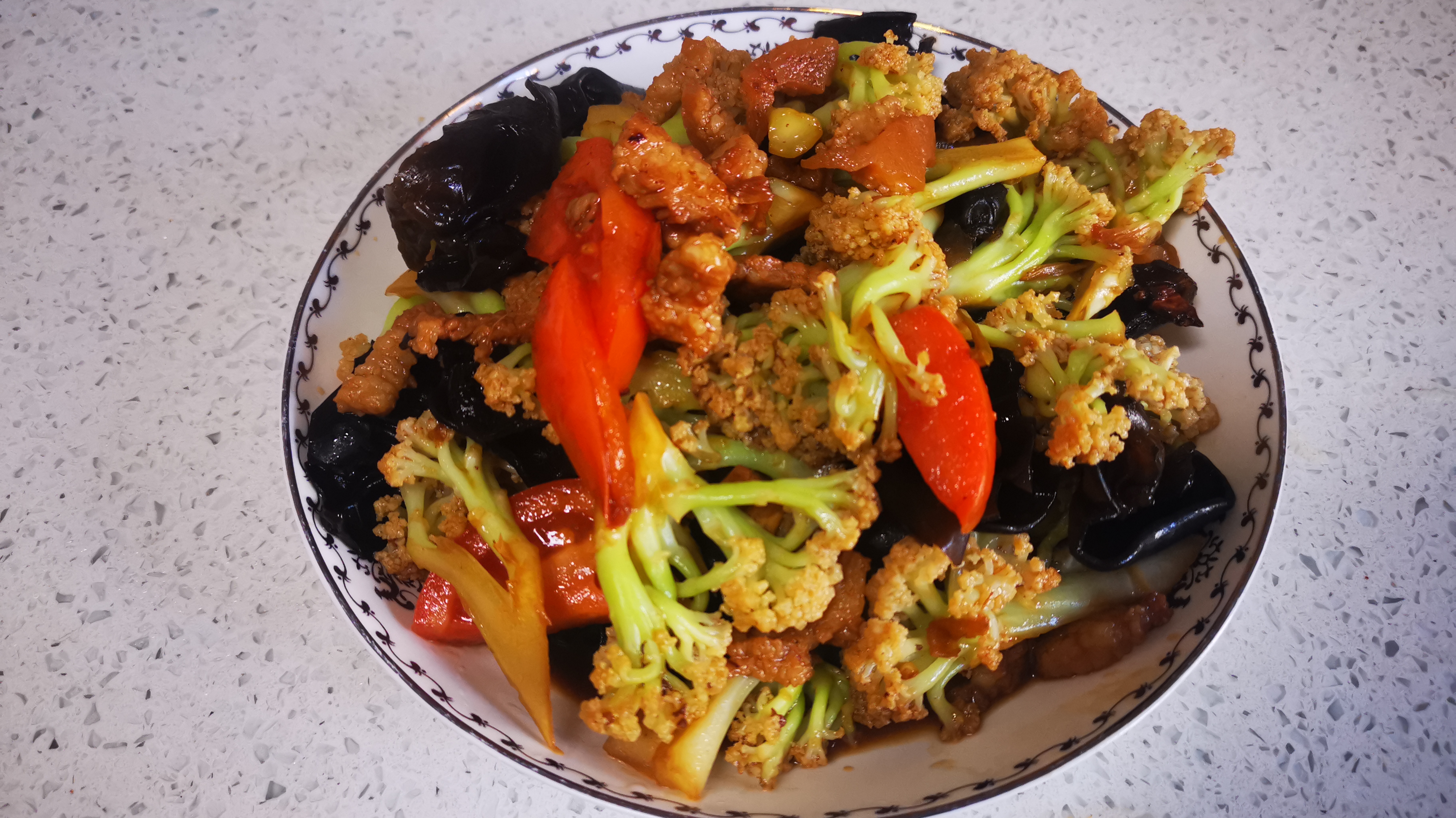 菜花木耳炒猪肉,家常做法香的很