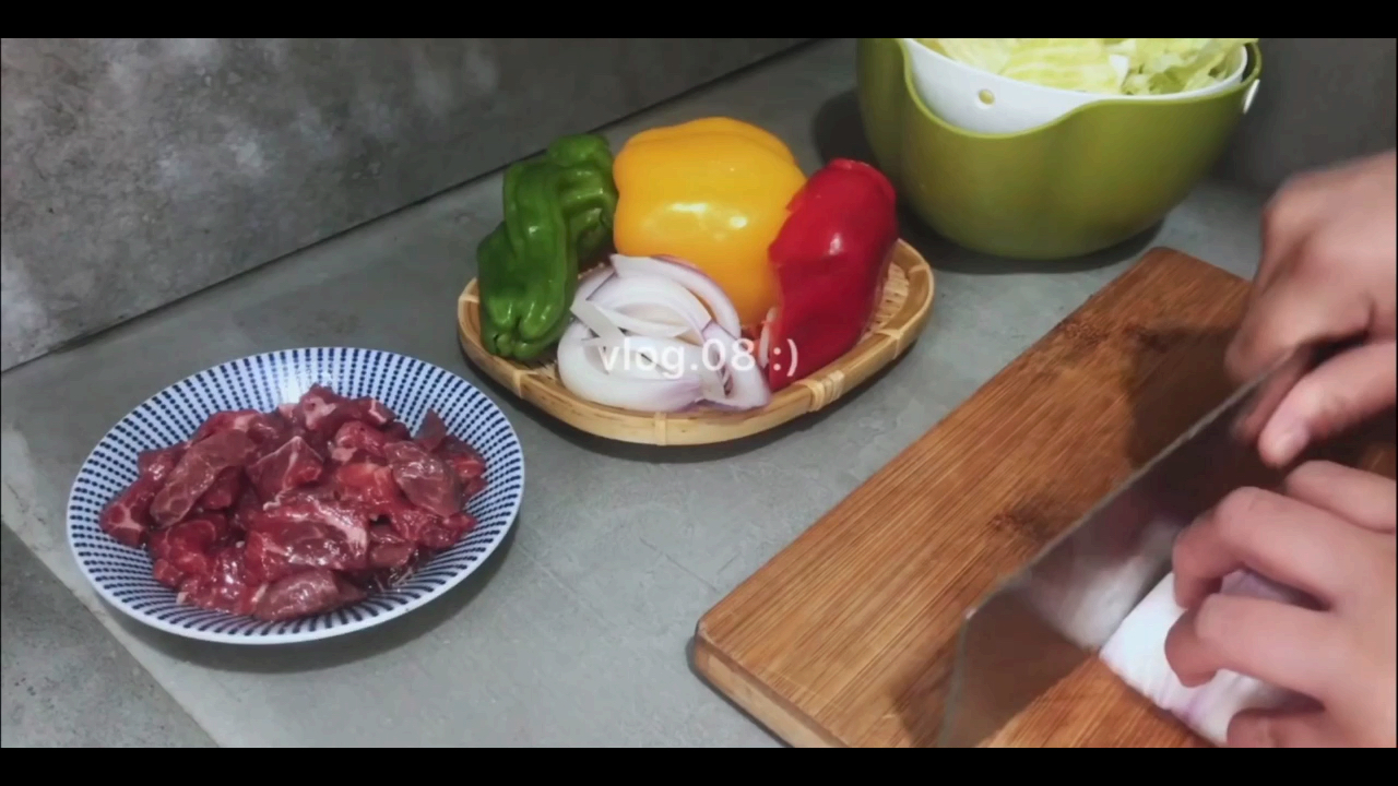 「美食vlog」彩椒牛肉粒|清炒卷心菜|红糖开花馒头|花生牛奶汤