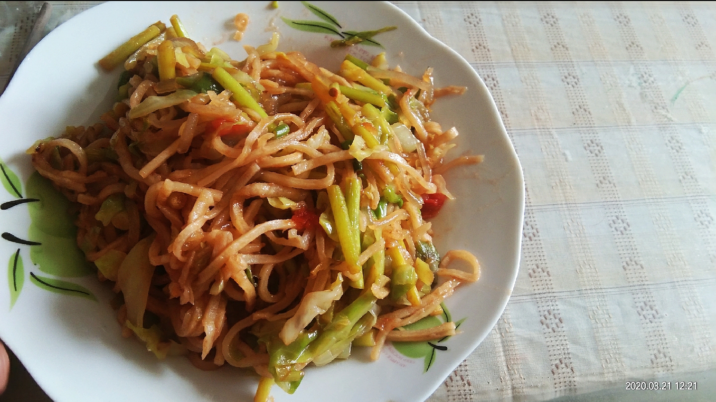 北方人很喜欢的、普通人家的家常饭、“炒饼”的作法: