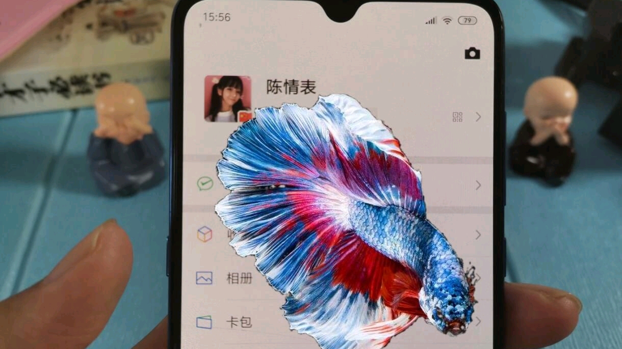 手机桌面太单调,教你手机养条七彩金龙鱼,打开手机就游出来