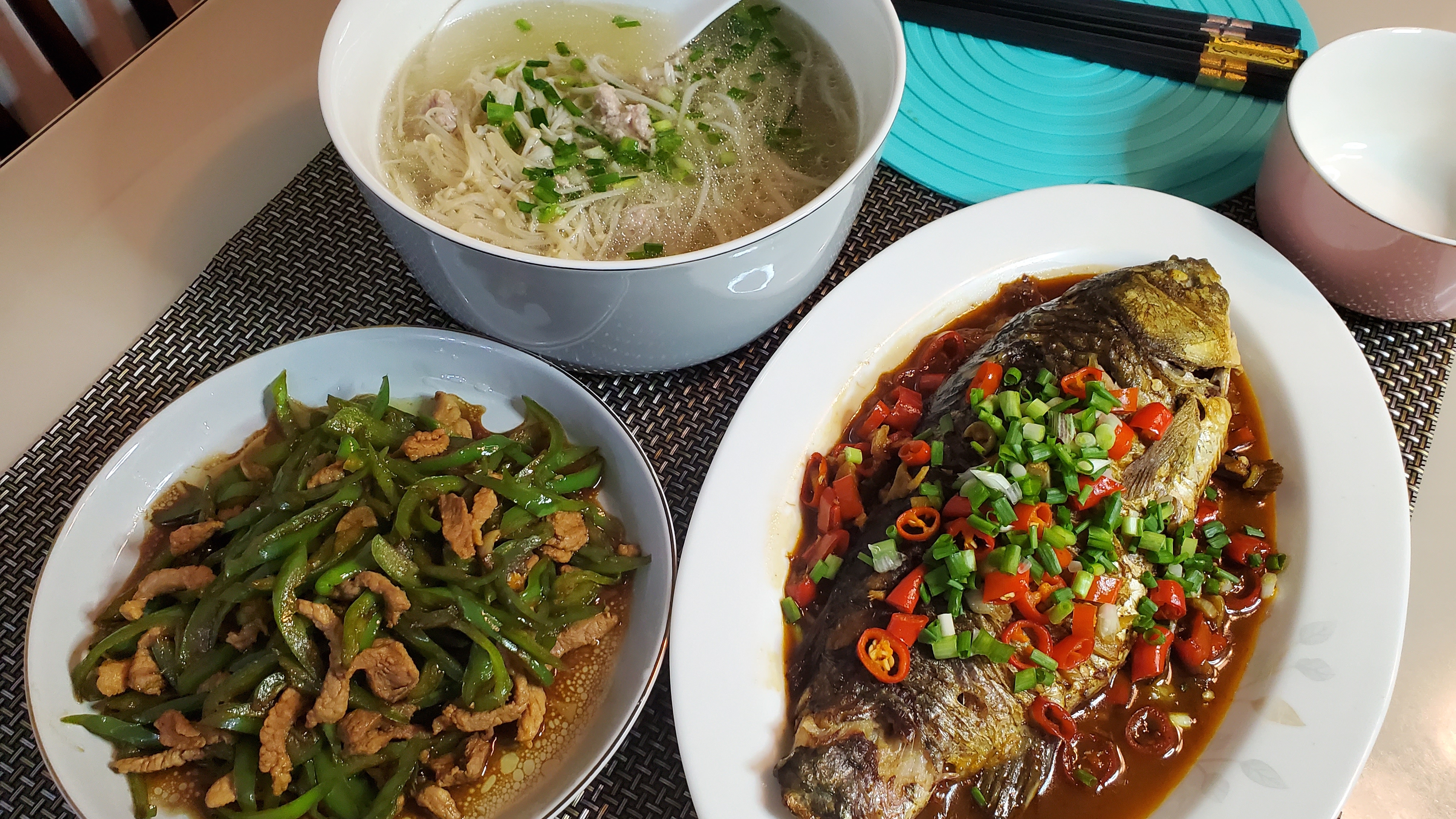 晒周末晚餐:两菜一汤,有鱼有肉幸福满足,红烧鲫鱼太美味