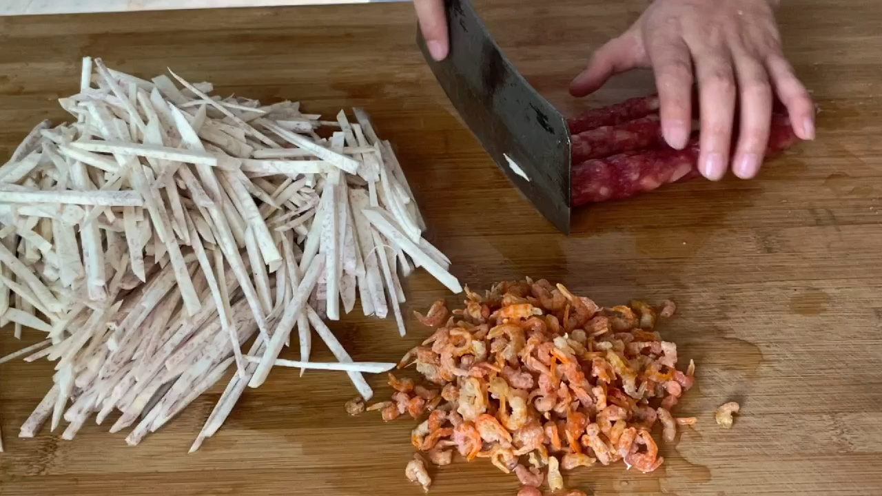 广东小吃腊肠芋头糕的家常做法,用料少制作简单香气扑鼻,很美味