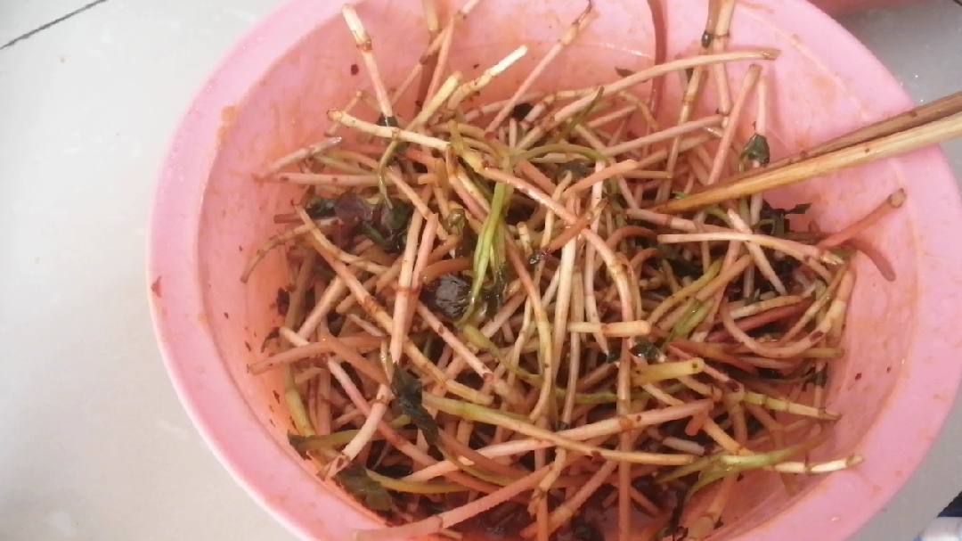没想到鱼腥草茎叶凉拌也这么好吃