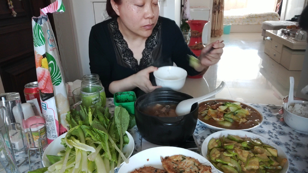 今天又做了四个菜,喝鸡汤喝得大汗淋漓。