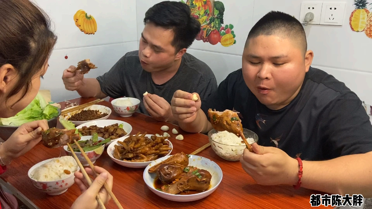 大胖下厨做一桌子菜,卤鸡爪,卤鸭腿,卤鸭头,要是有酒就好了