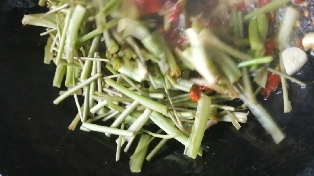 做一道特色野菜鸭脚板,味道独特清爽留香