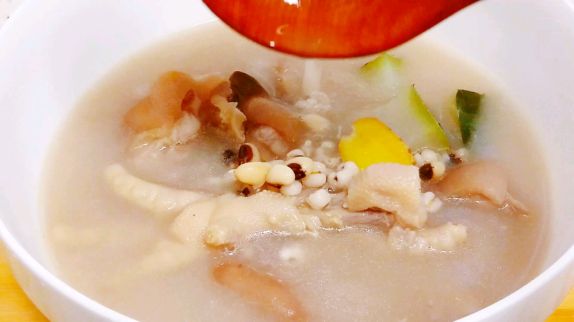 春天湿气重,多喝这碗薏仁猪蹄汤,祛湿又润肤,出锅3碗不够喝