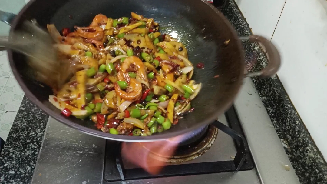 这才是干锅虾的正确做法,三种配菜一斤虾都不够吃,非常解馋