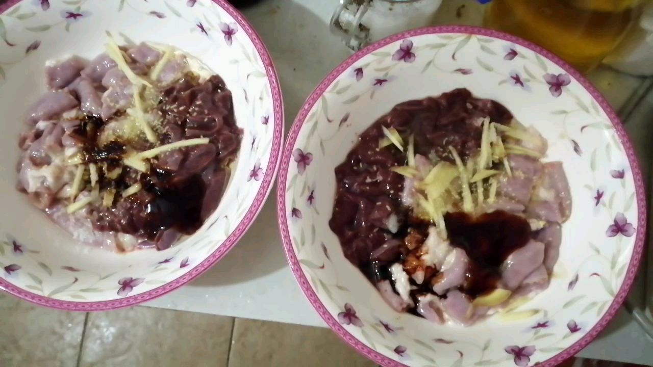 元气满满的一天开始啦,从一碗营养满满的粉肠猪肝粥开始