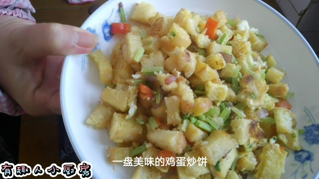 两块烙饼,一个鸡蛋,上锅几分钟就变成一盘美味的早餐