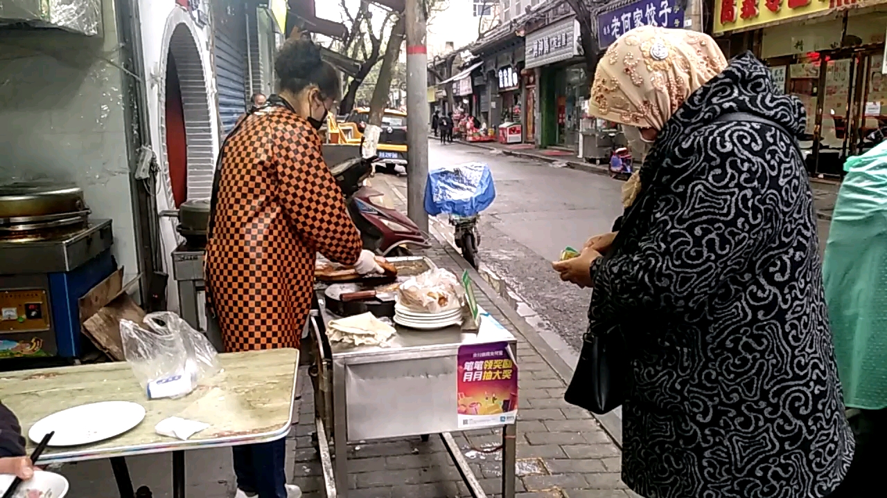 尝尝西安回民街香酥牛肉饼,疫情期间生意依旧红火
