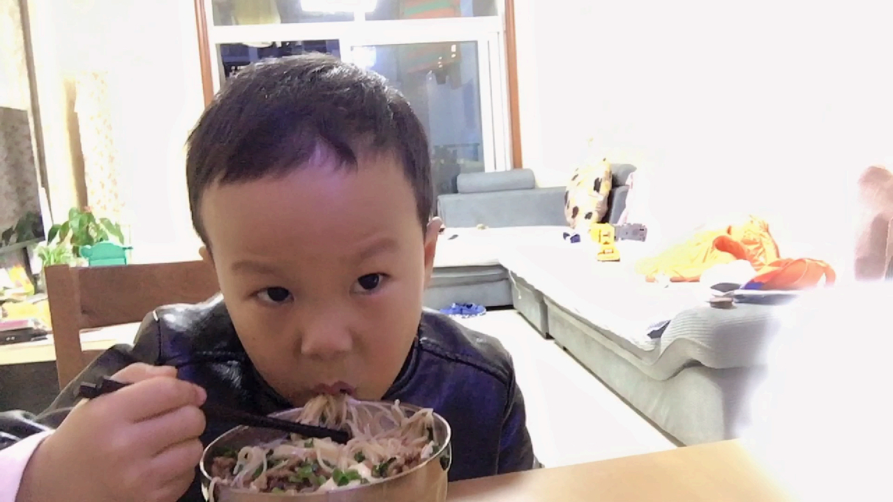 妈妈给挑食的孩子做饭.豆腐西红柿肉丝面,营养简单孩子喜欢
