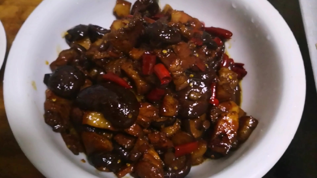 二斤五花肉,三两香菇,家常红烧肉色香味俱全