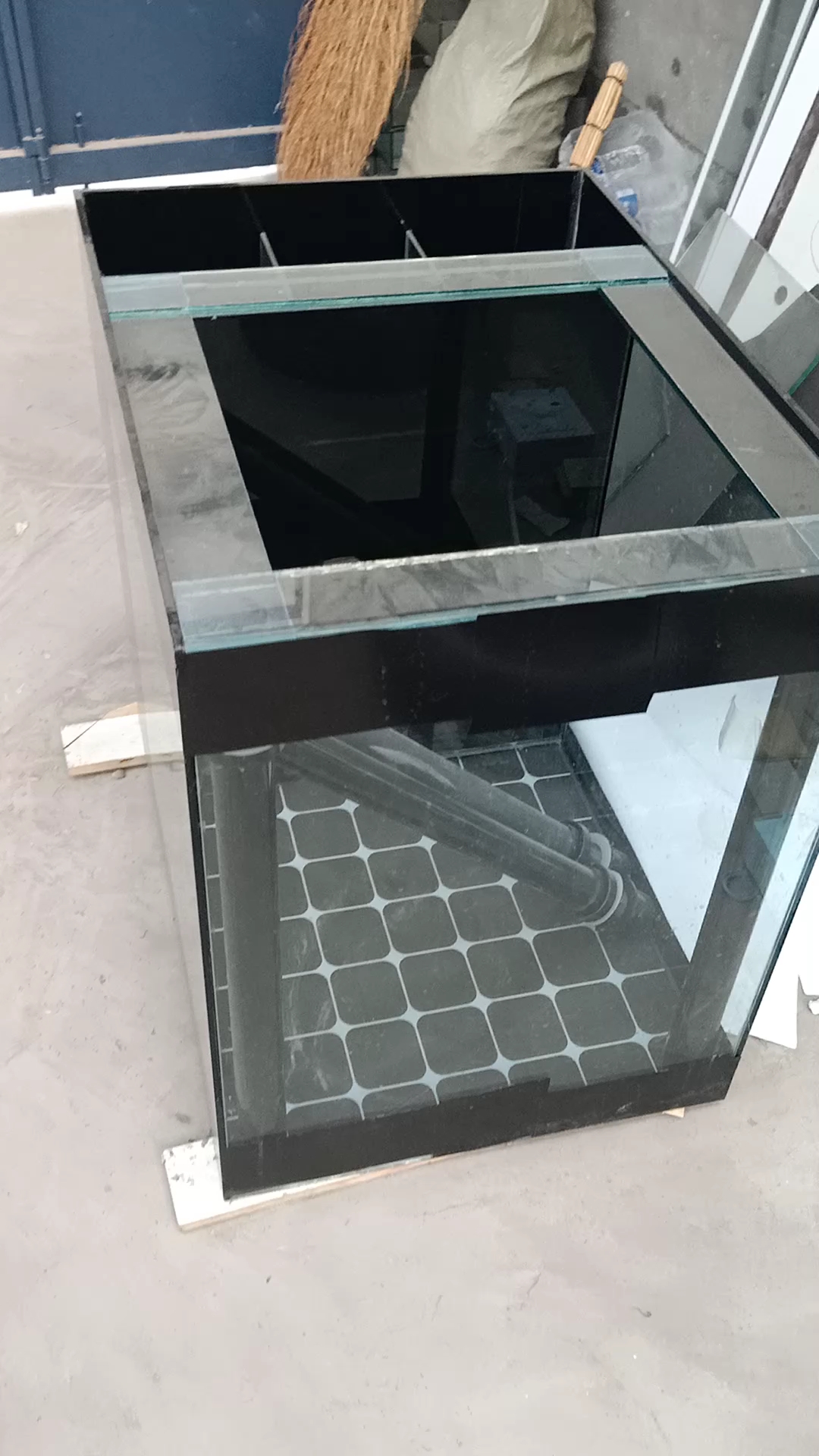 侧滤鱼缸和背滤鱼缸的优缺点讲解