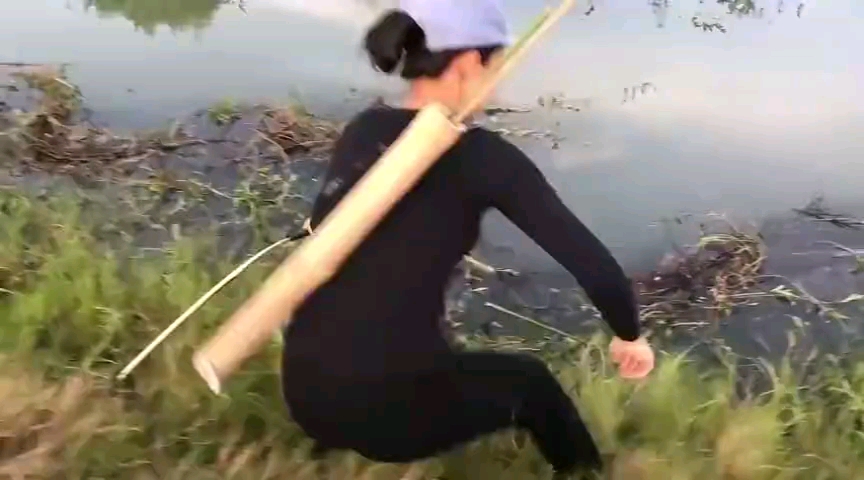 美女用自制弓箭射鱼,一射一个准,真过瘾