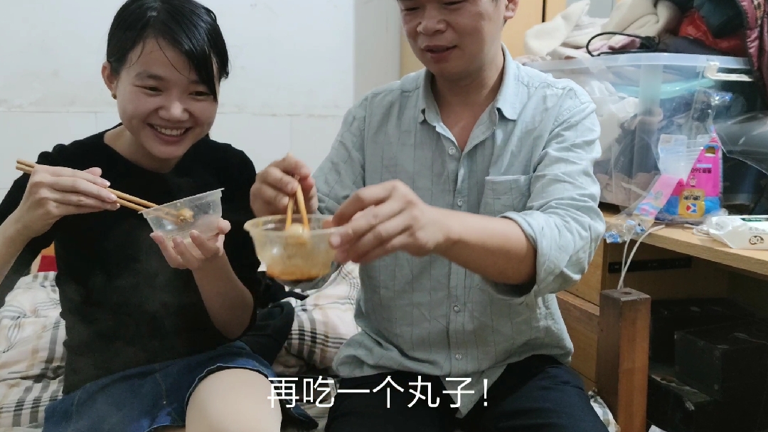 鸡哥有了漂亮女朋友就不陪吃夜宵了,我只好买只鸡来他家找他了!