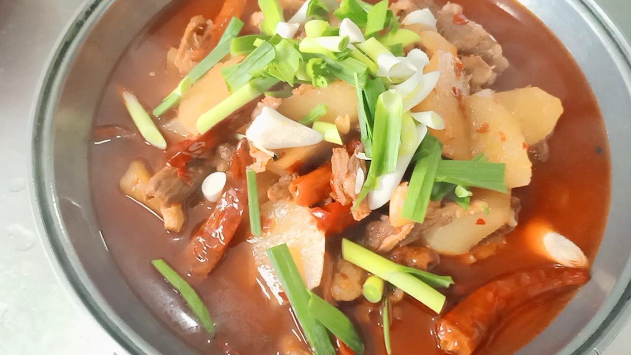 小岳今天做道麻辣萝卜炖牛肉,好吃得不得了就是米饭受不了