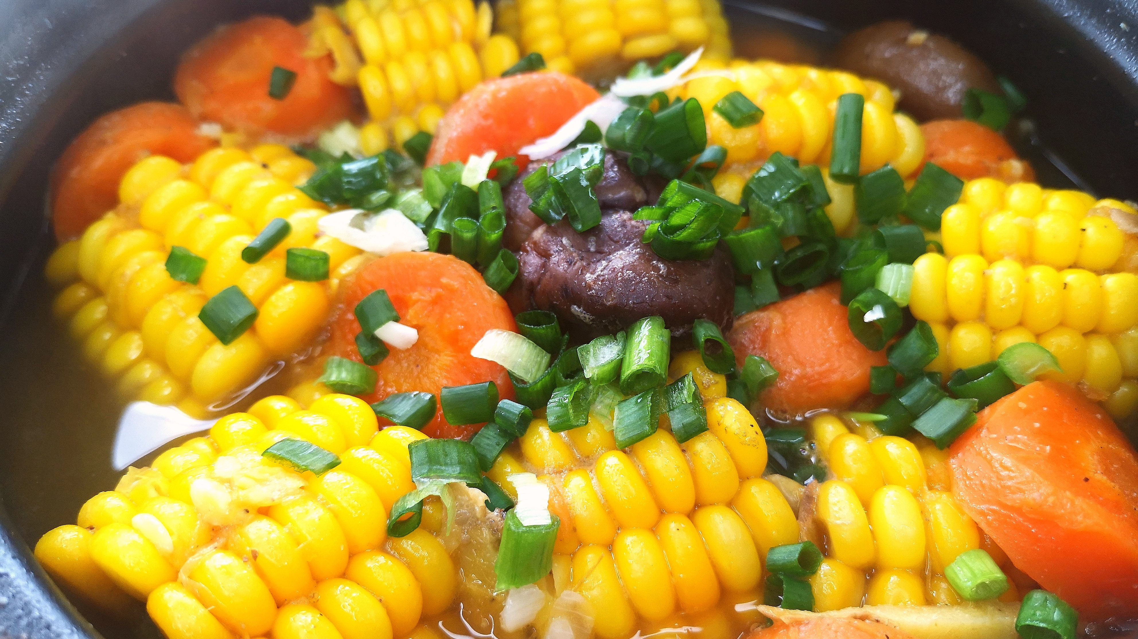 胡萝卜玉米鲜蔬汤,连喝三碗都不够,味美鲜香,汤汁沁甜!