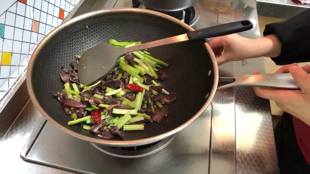 Vlog|北漂邓邓自制午餐|腊牛肉炒芹菜