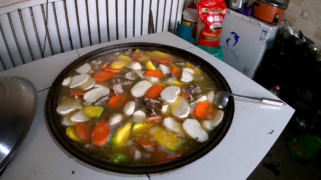 新疆正宗清炖羊肉,烤羊肉,两只羊一大锅三十人吃,味道好极了