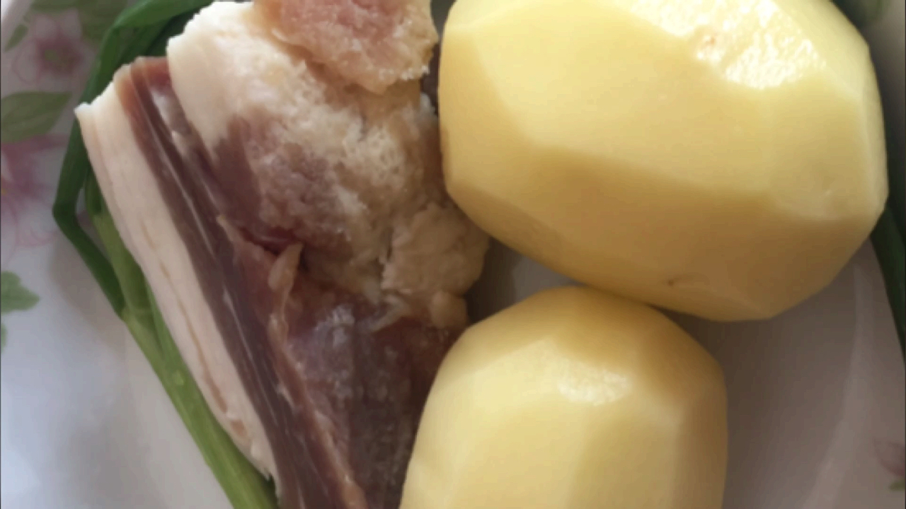 80后教大家咸肉土豆新做法,一出锅香气喷鼻,好吃的停不下来