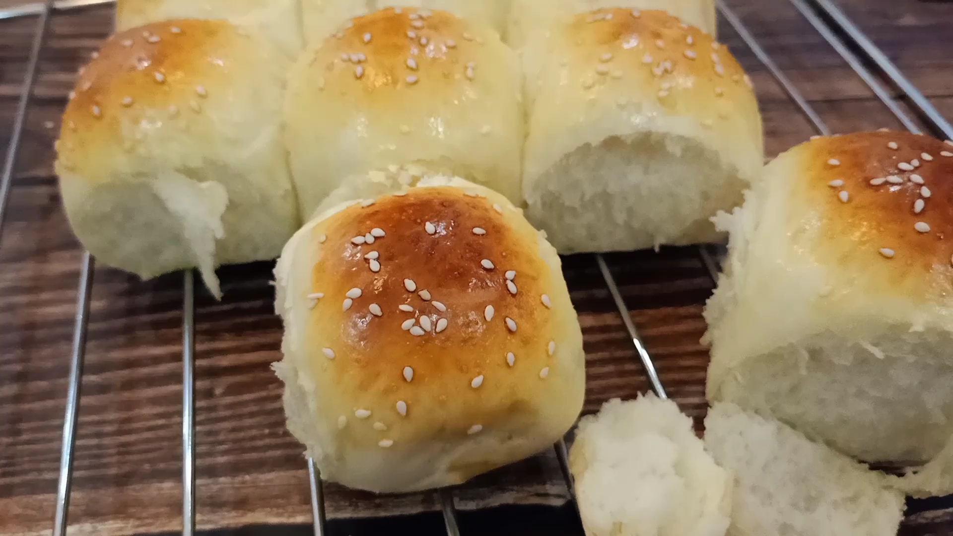 做面包掌握这些技巧,十分钟就能揉出手套膜,隔天也不会变干变硬