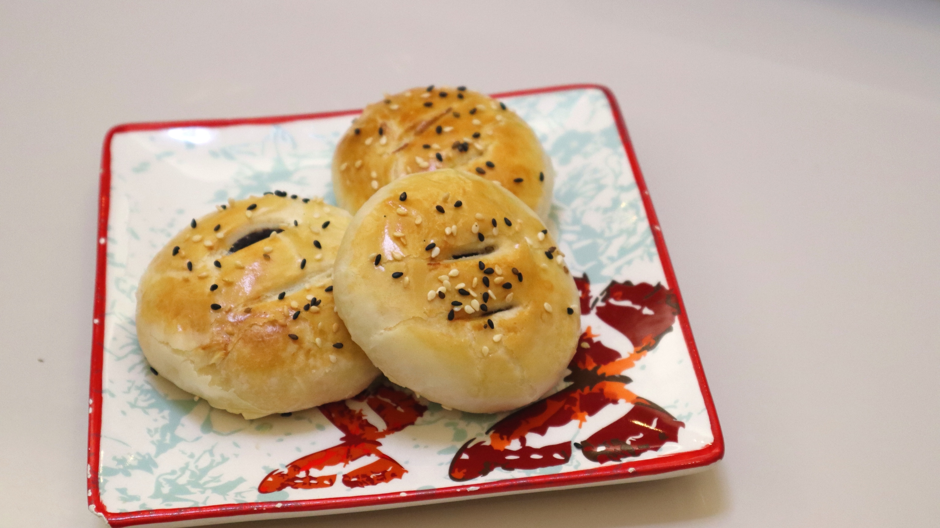 00后小姑娘做红豆肉松酥饼层层酥脆,甜咸可口,赶快试试吧!