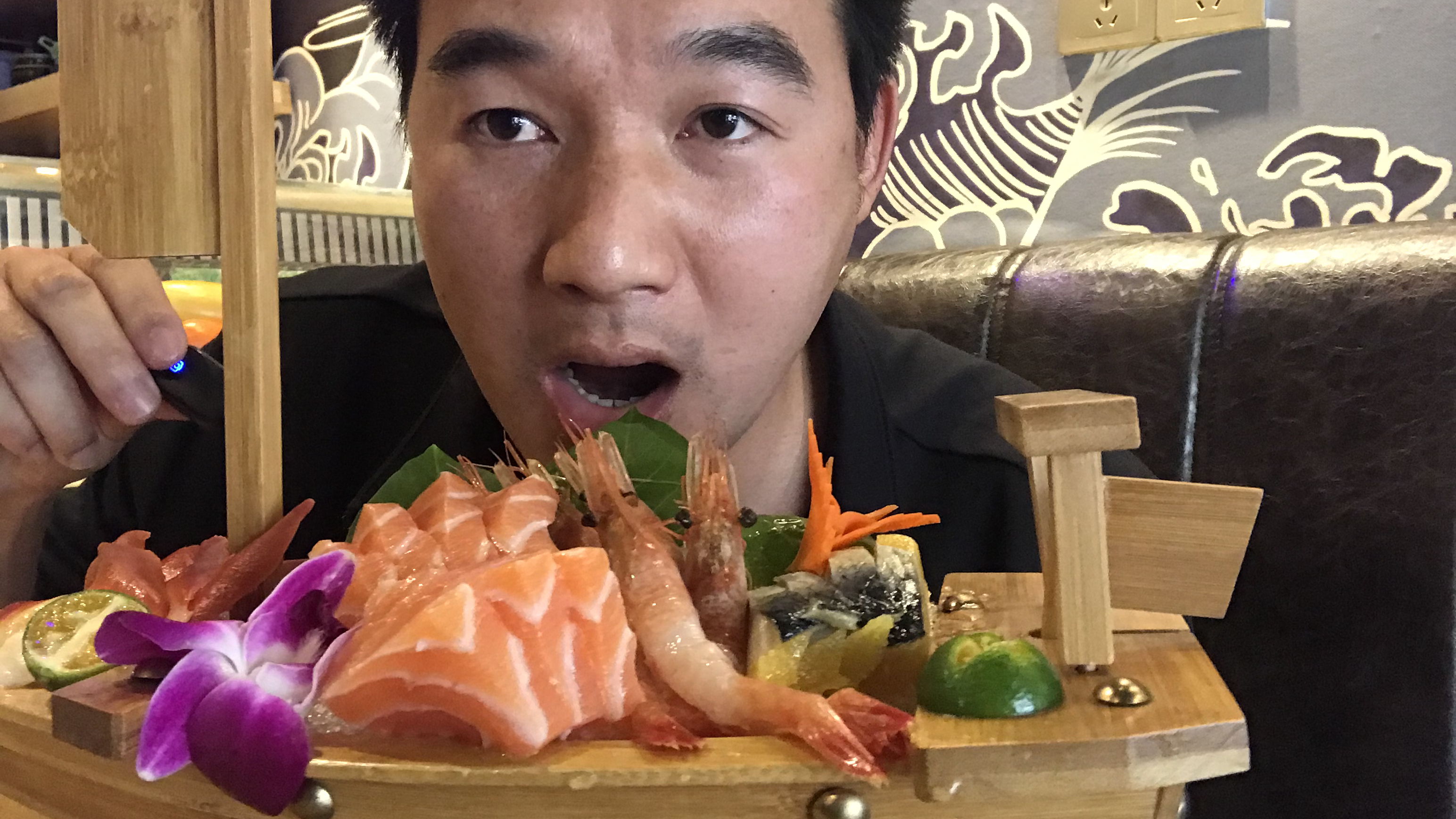 日式料理店:刺身细嫩爽滑,寿司香甜可口,小伙还单挑鱼子酱
