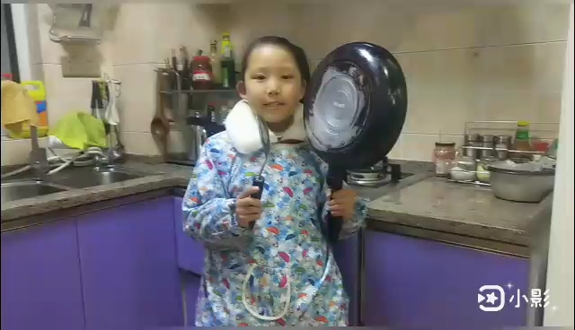 疫情期间:八岁女儿帮爸爸做清炒白菜苔,味道颜色真心不错。