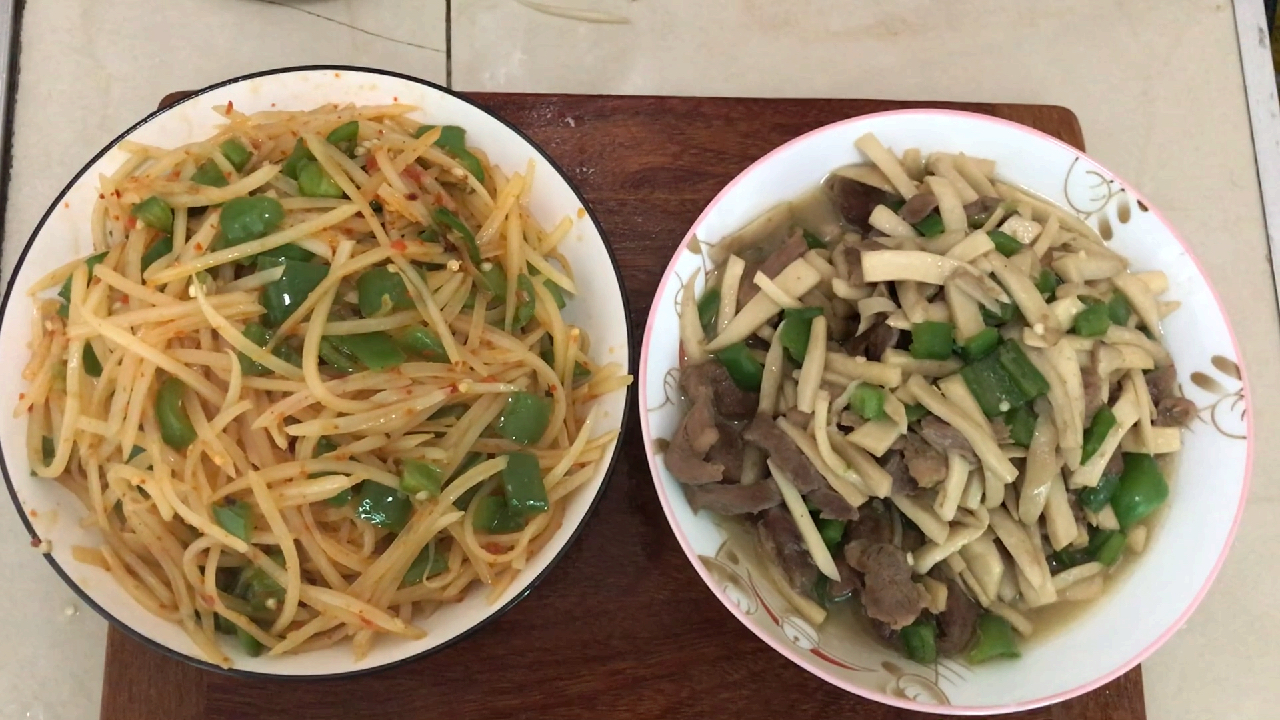 杏鲍菇炒肉和辣椒炒土豆