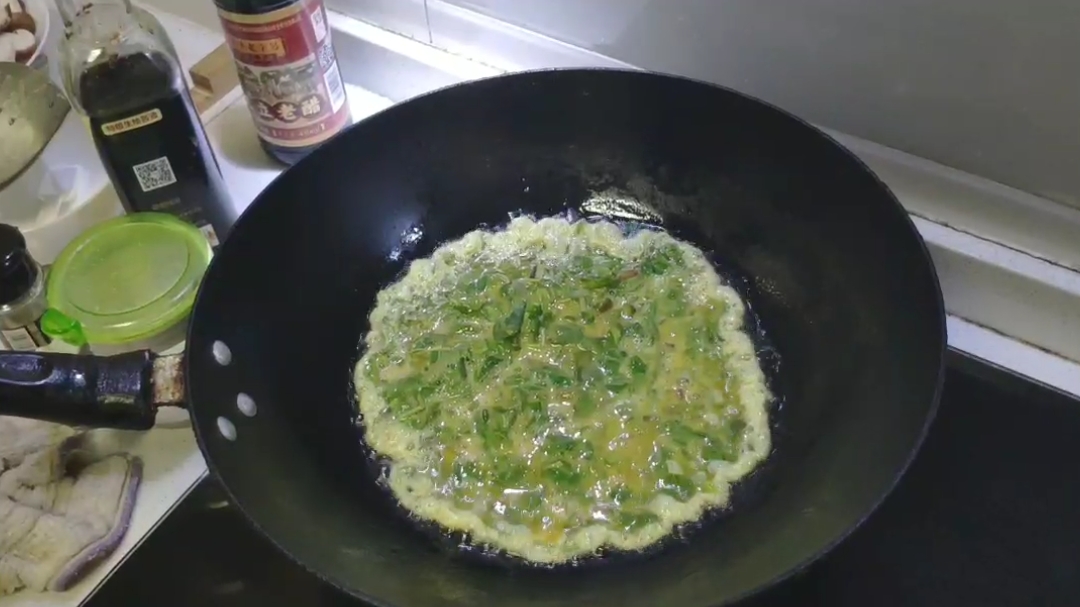 春天来了,用自家香椿摊自养土鸡蛋,应景又好吃好做