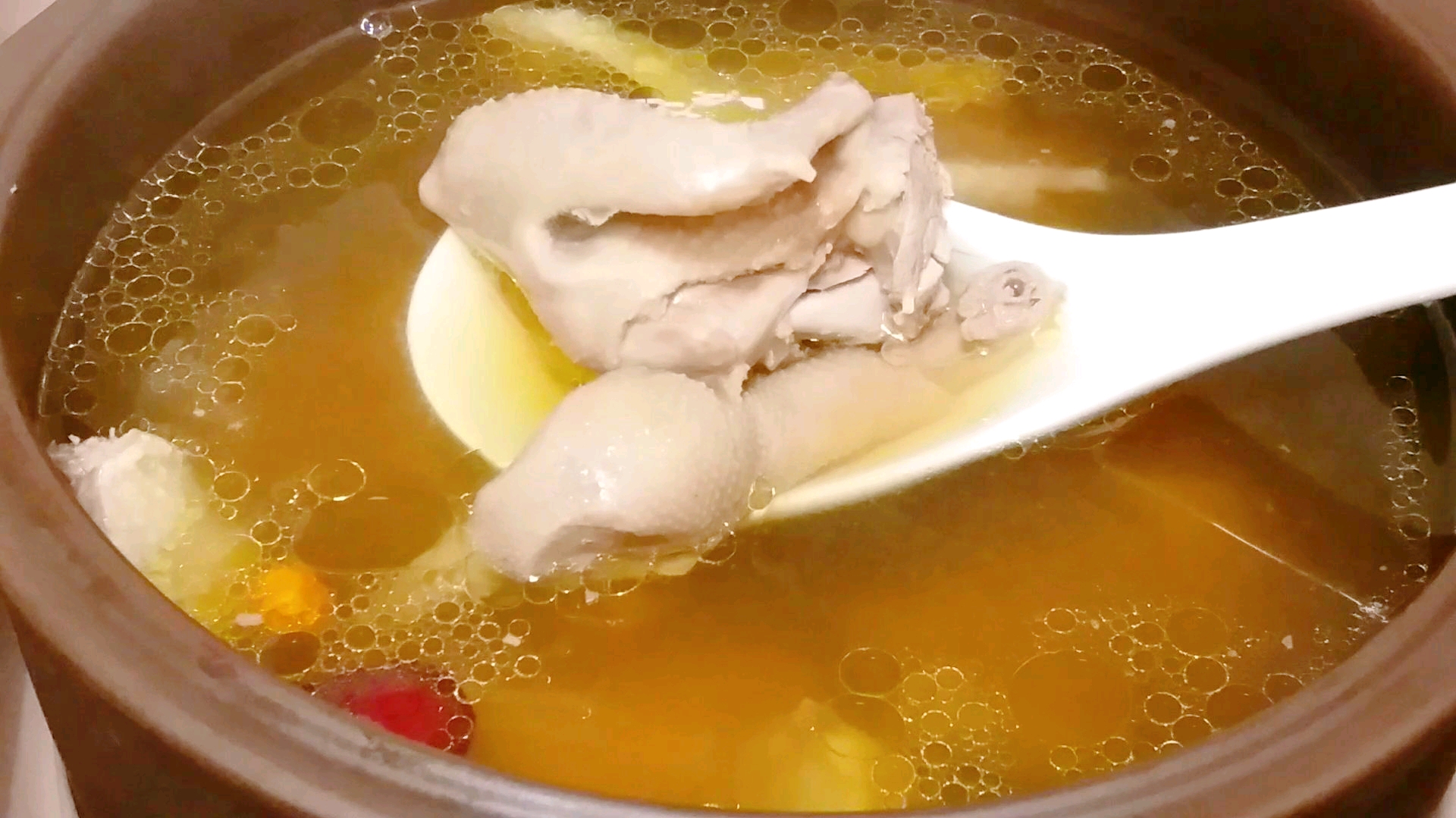 我家常炖这锅乳鸽汤,补气养颜,清香回甘又好好喝,做法也简单