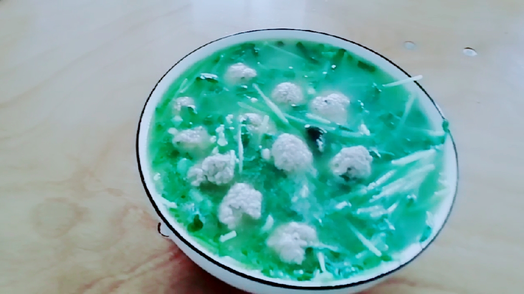 有点上火,煮个豆苗皮蛋瘦肉汤!