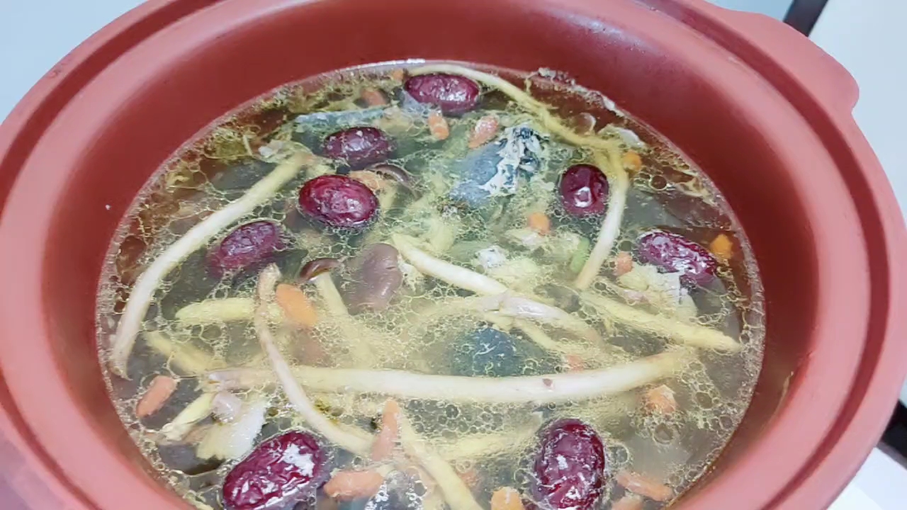 煲了两个小时的乌鸡汤,来月经后可以煲点喝补气血哦