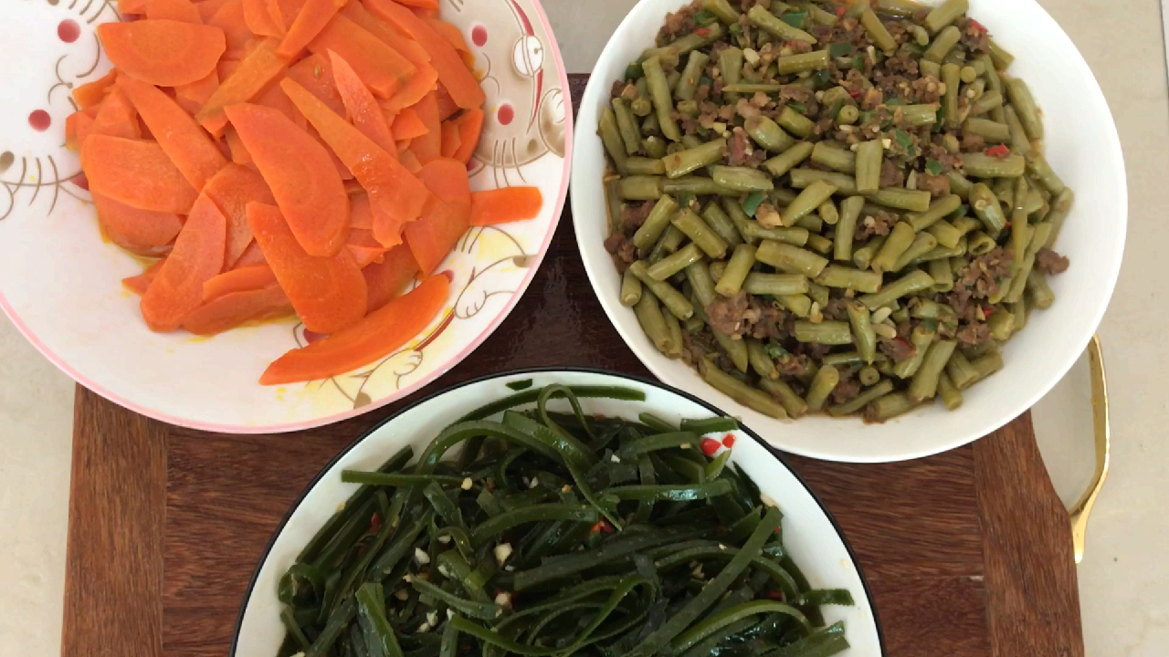 酸豆角肉末和炒胡萝卜还有炒海带丝