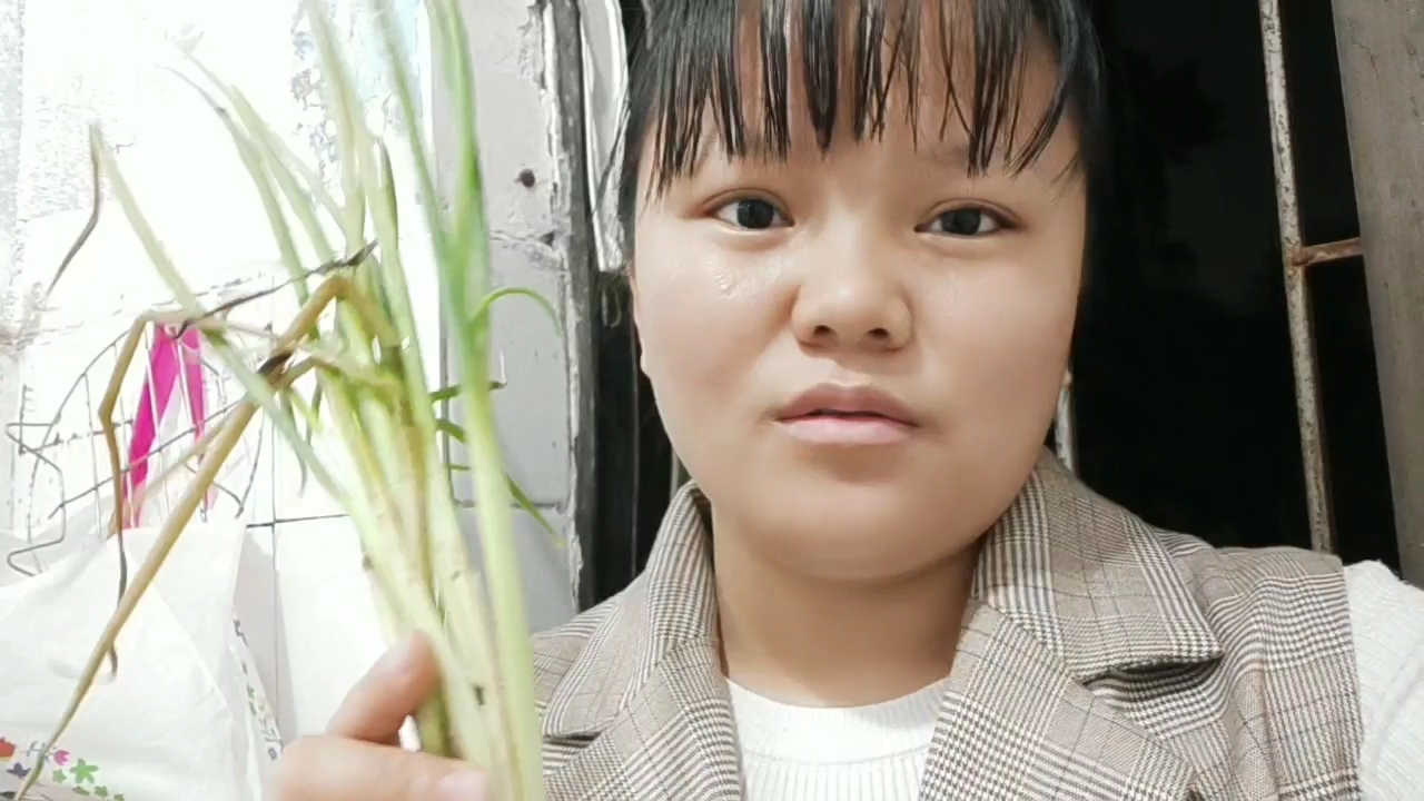 打工妹加班9:30下班,做一款简单又好吃的葱蛋拌面当夜宵