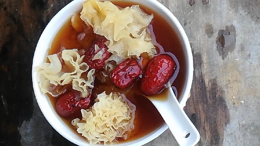 糯银耳红枣枸杞黄芪红糖水,补气补血,女人一定要多吃!