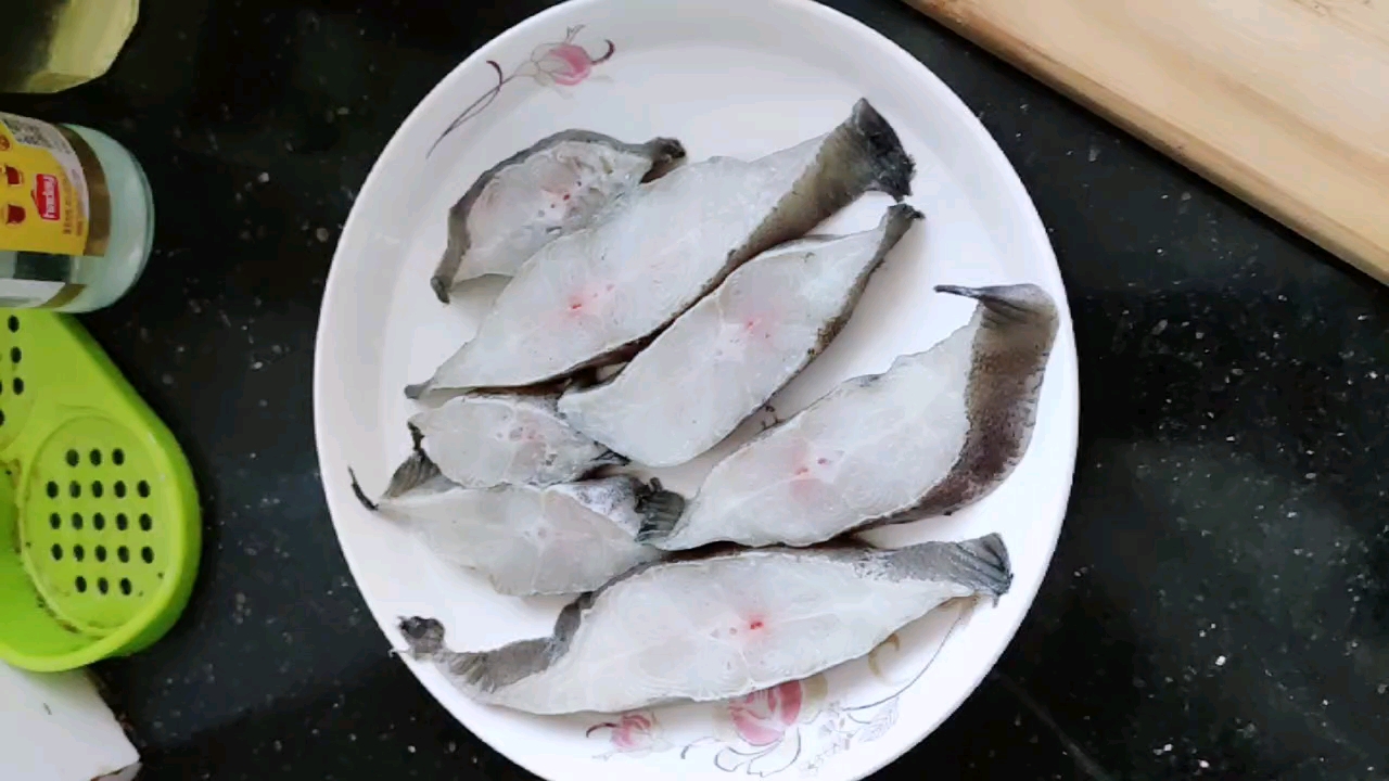 清蒸鸦片鱼……把鱼洗感觉滤水,放盐,料酒,醋,酱油拌一下,