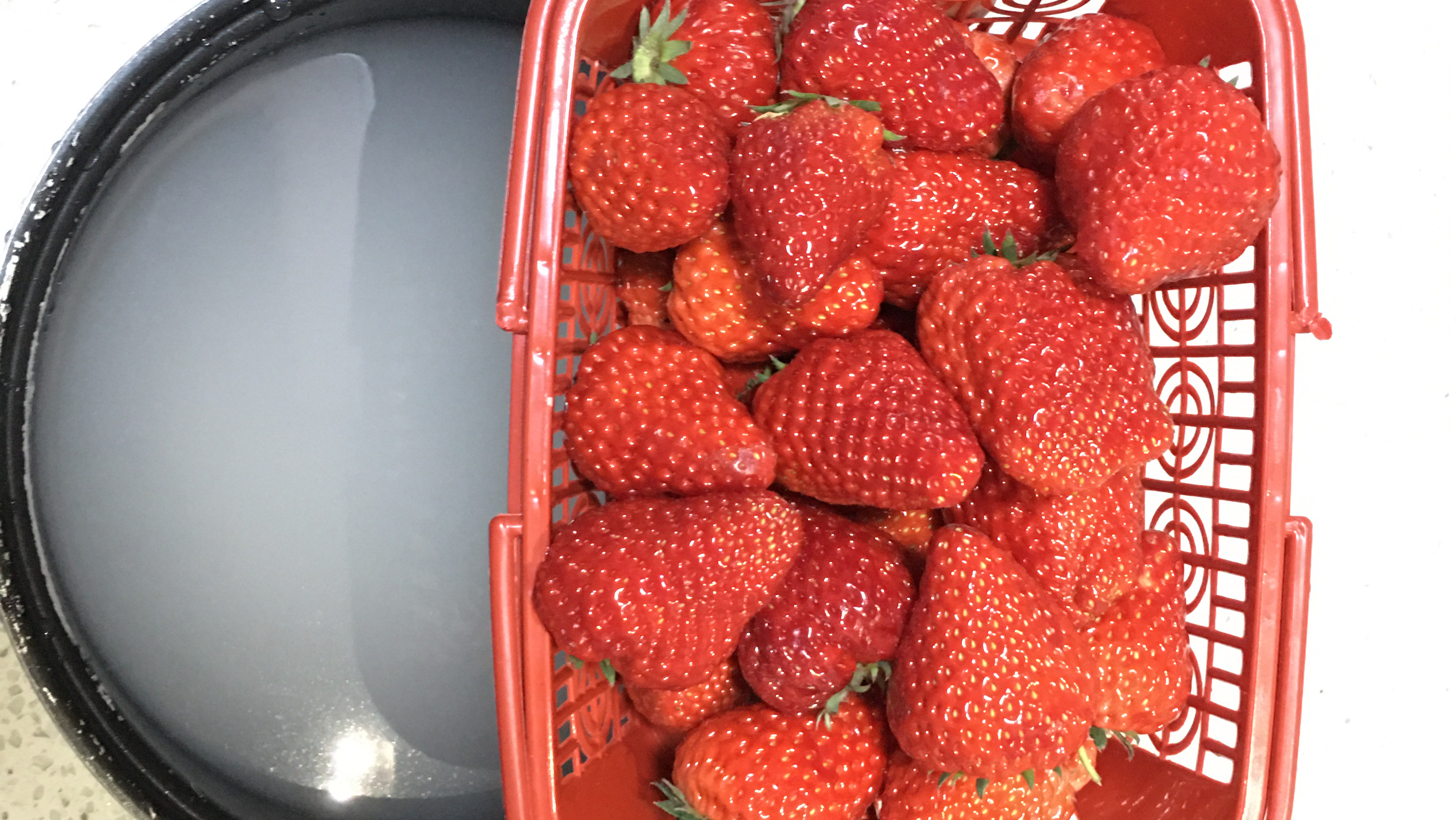 清水洗草莓等于没洗,加入这两样东西可以有效去除农药、虫卵