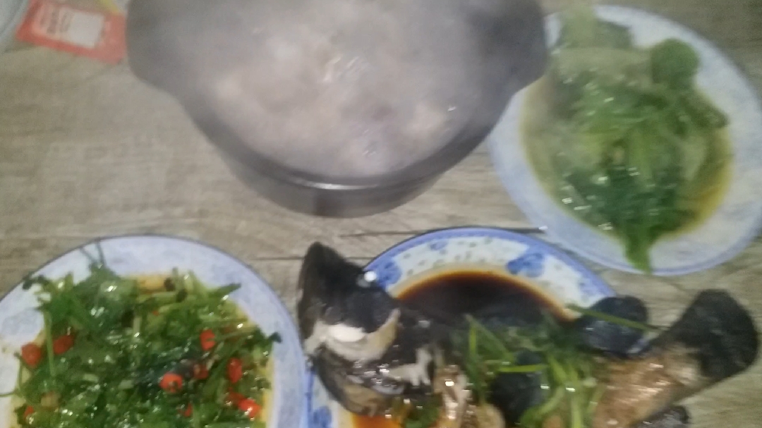 晚饭来三个菜,一个汤,好安逸啊