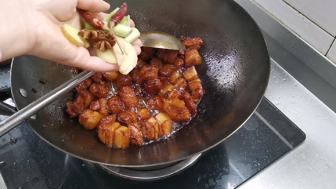 芋头炖五花肉原来这么好吃,香而不腻,搭配一盘蚝油生菜,解馋
