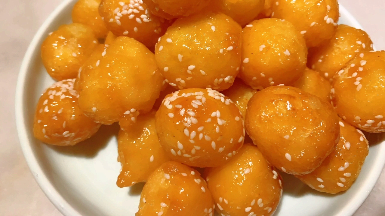 北漂小哥心念家乡美食,自己试做空心琉璃丸子,第一次就非常成功